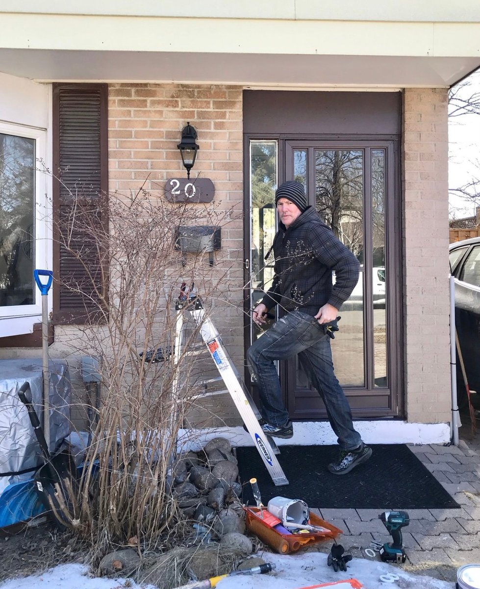 VisentinRealEst's tweet photo. While our stager got busy transforming the interior of this home, Scott worked his magic on the curb appeal! 

Click the link to learn more about preparing a home for sale:⁠
https://t.co/APn8aKAP3o https://t.co/VXbXTwlElt