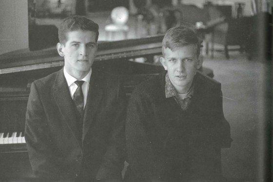 Luis Carlos Galán y Daniel Samper Pizano en sus tiempos de estudiantes en la Universidad Javeriana, década 1960 

@bibliotecaPUJ #ViajeEnElTiempo #HistoriaDeColombia