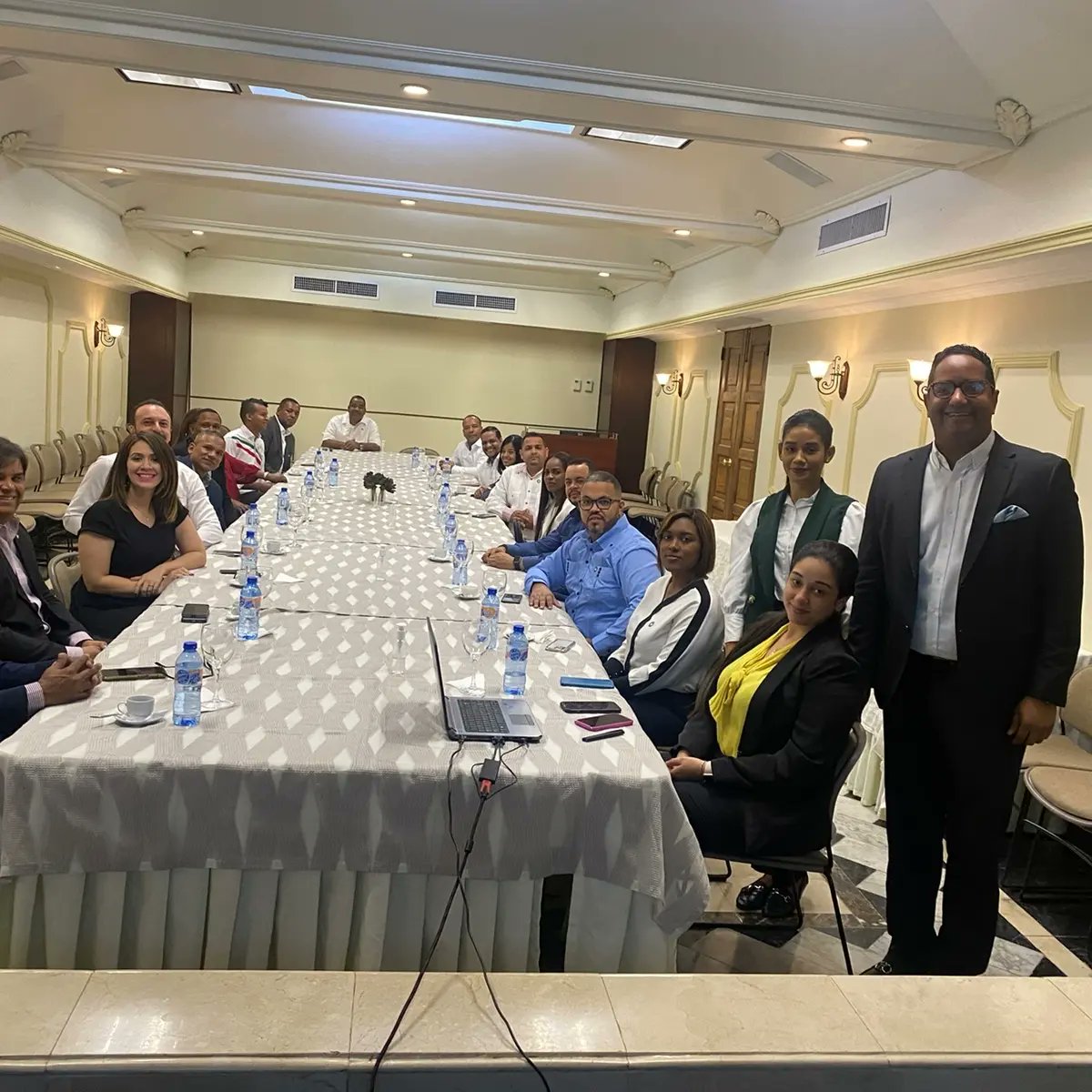 BennyMetz's tweet image. ¡Palacio Nacional!

Recibí a colaboradores, amigos y jóvenes profesionales, quienes inciden en la sociedad Civil desde diversos ámbitos, que nos une la misma visión de seguir trabajando por el desarrollo del país.