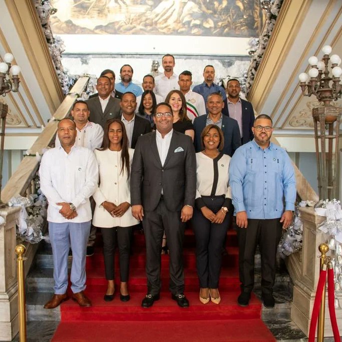 BennyMetz's tweet image. ¡Palacio Nacional!

Recibí a colaboradores, amigos y jóvenes profesionales, quienes inciden en la sociedad Civil desde diversos ámbitos, que nos une la misma visión de seguir trabajando por el desarrollo del país.