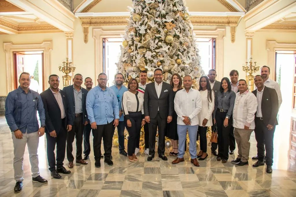 BennyMetz's tweet image. ¡Palacio Nacional!

Recibí a colaboradores, amigos y jóvenes profesionales, quienes inciden en la sociedad Civil desde diversos ámbitos, que nos une la misma visión de seguir trabajando por el desarrollo del país.