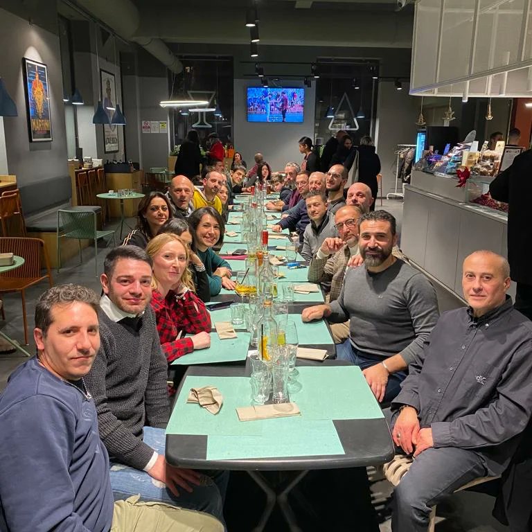 officialfdkm's tweet photo. Una cena, tutti in compagnia per augurarvi Buone Feste dal team #fdkm del PALAGINNASTICA di Torino.

#wearefdkm
https://t.co/cjpxBkf9kI

@officialfdkm 
@maxximo81 
@skmsport https://t.co/1vlRF2GSfP