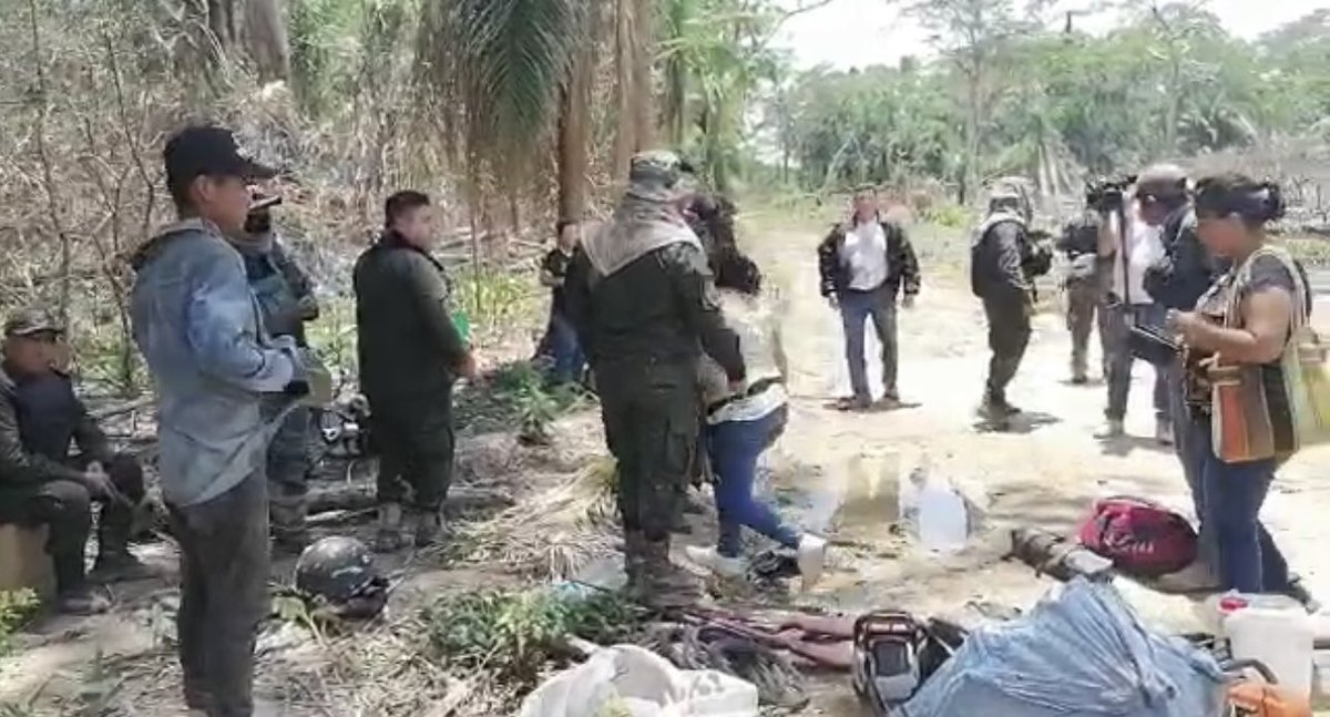 reddtvoficial's tweet photo. #Loúltimo Avasalladores cercan a policías en Guarayos,evitan salida de aprehendidos. Los avasalladores tumbaron árboles y cerraron el camino para impedir que policía traslade a Santa Cruz a 17 aprehendidos encontrados en estos predios @EDelCastilloDC @JuniorAriasP https://t.co/1SmuuBFzQc