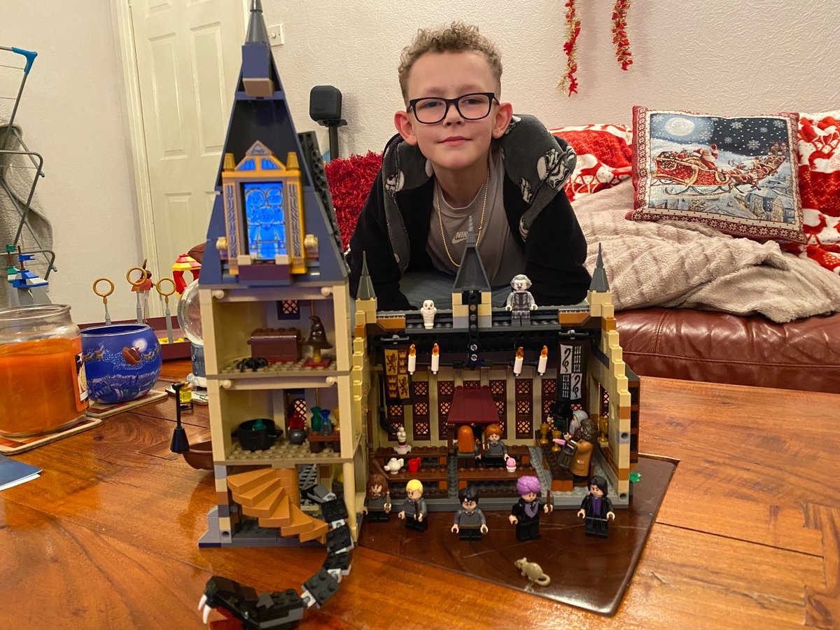 mumgonecrazy's tweet photo. Hogwarts masterpiece 🕍 #harrypotter #lego 
Only took us a year to build!! https://t.co/TXd63Xhxc6