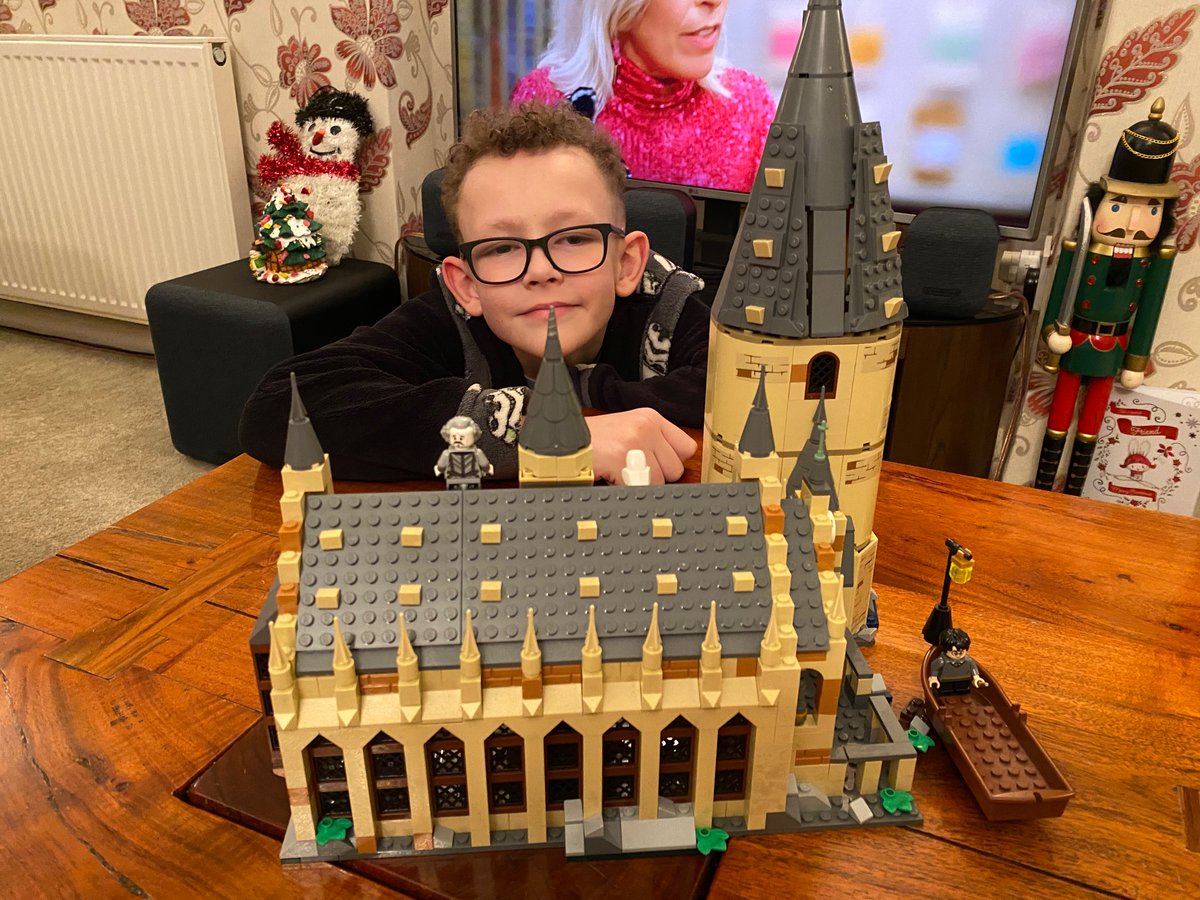 mumgonecrazy's tweet photo. Hogwarts masterpiece 🕍 #harrypotter #lego 
Only took us a year to build!! https://t.co/TXd63Xhxc6