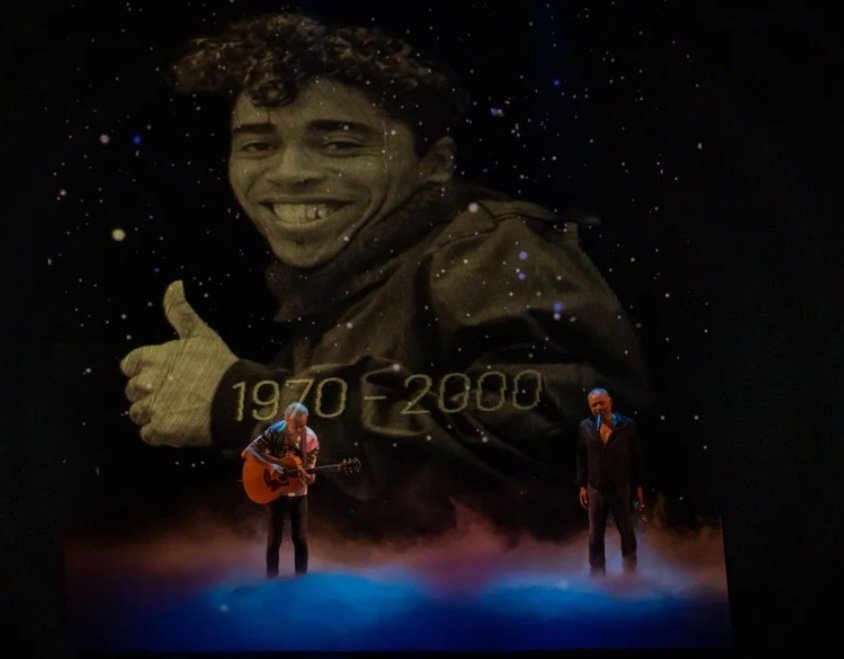Saskia24802546's tweet photo. Dat eerbetoon aan Robert tijdens #JamesDeMusical heeft me even gebroken. God, wat mis ik hem 😪
Wat mooi gedaan van Dany en Ronny. En die mix met 'She Goes Nana' ertussen was fantastisch ❤️ #RobertMosuse🖤
#JamesDeMusical #TheRadios
#BartPeeters #RonnyMosuse #DanyLademacher https://t.co/y8Zf0VeJ6j