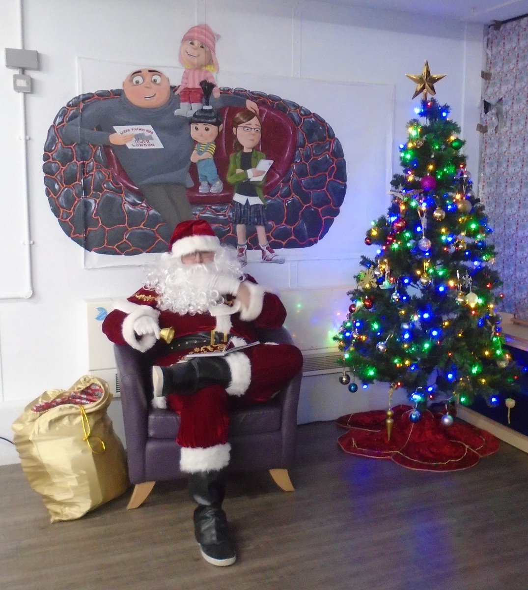 Santa dropped in @HMPBuckleyHall today to see the children who were with us for a family day with their dads. Almost 30 families were involved & the children's faces when they saw Santa & received a little gift, were priceless🎅Thank you to @POPSFamilies for their support👏