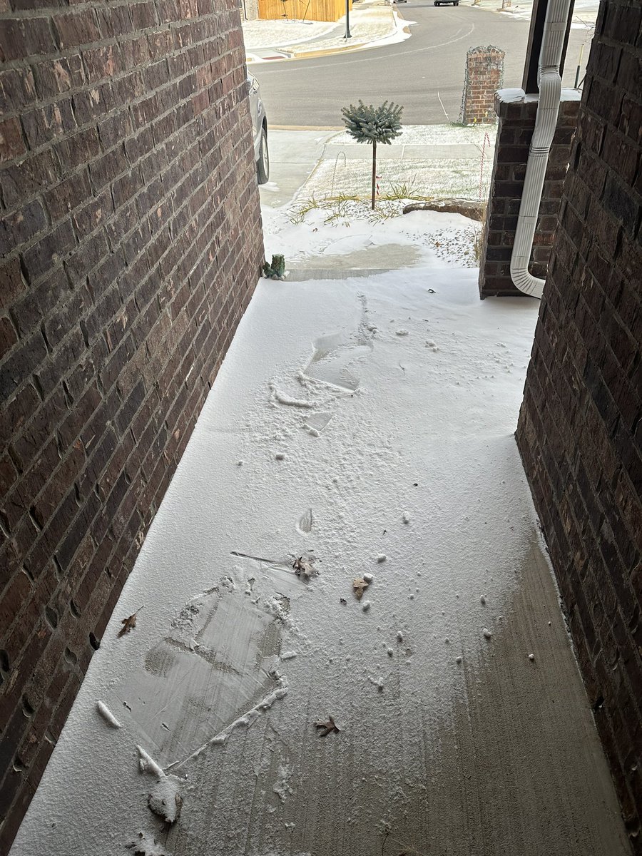 MattGibbsTech's tweet photo. Hey @FedEx are all your drivers trained to throw boxes from the start of the porch to the back of the porch, instead of walking them up? https://t.co/OGM18lUX35