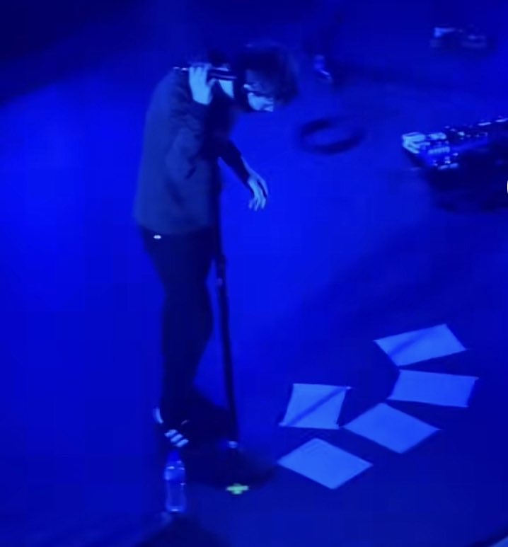 Louis Tomlinson, el único artista que no se sabe sus canciones y las lee en sus shows