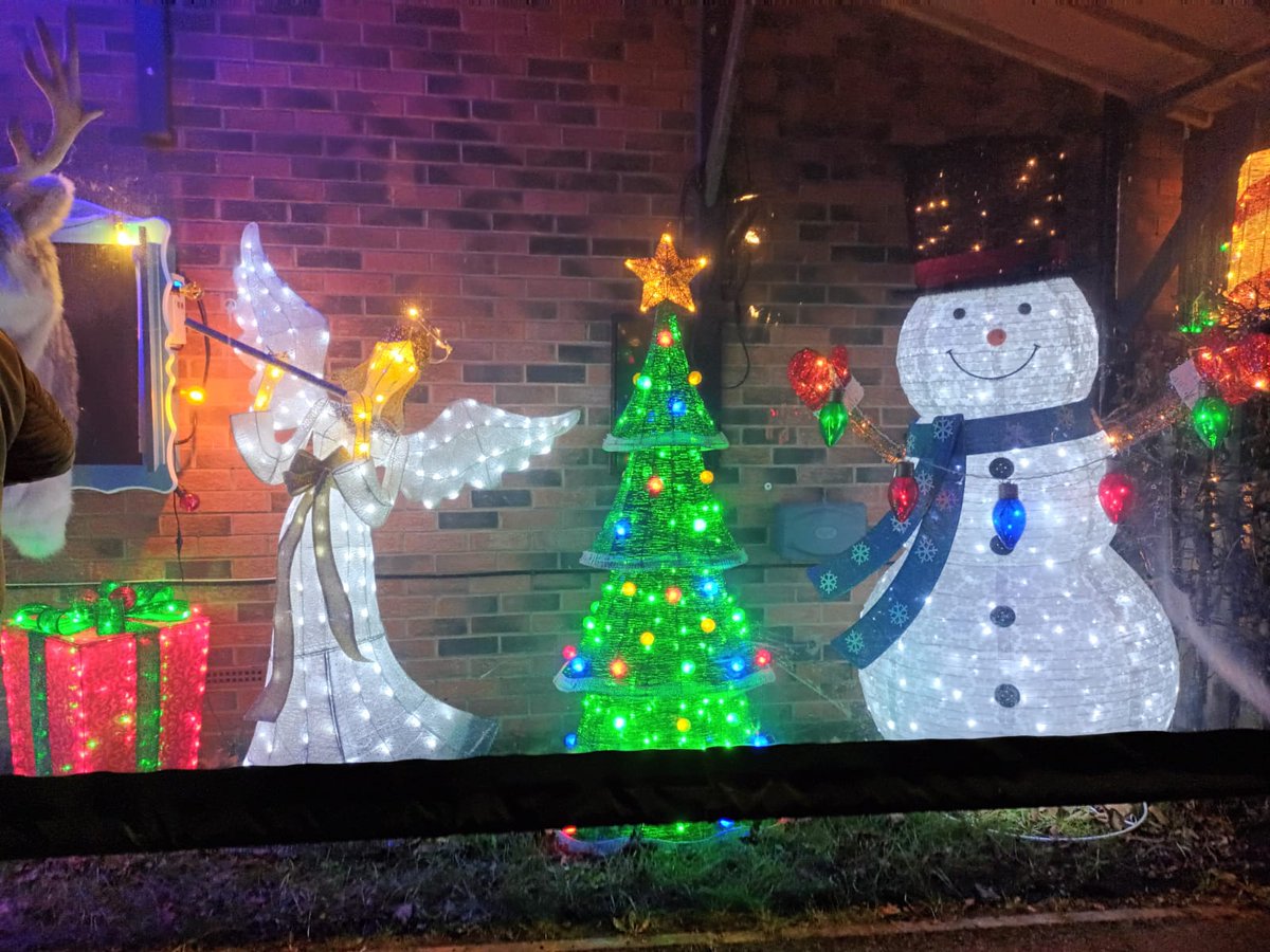 We took a lovely trip out to Gildersome to see the lights and singing reindeer tonight 🎄✨️🎅