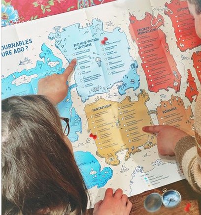 LA CARTE DES 100 INCONTOURNABLES DE LA LITTÉRATURE ADO. 1 carte très grand format à accrocher sur son mur pour explorez les différents genres littéraires pour ados. Progressivement, cochez les livres que vous avez lus et devenez, 1 expert en litt ado