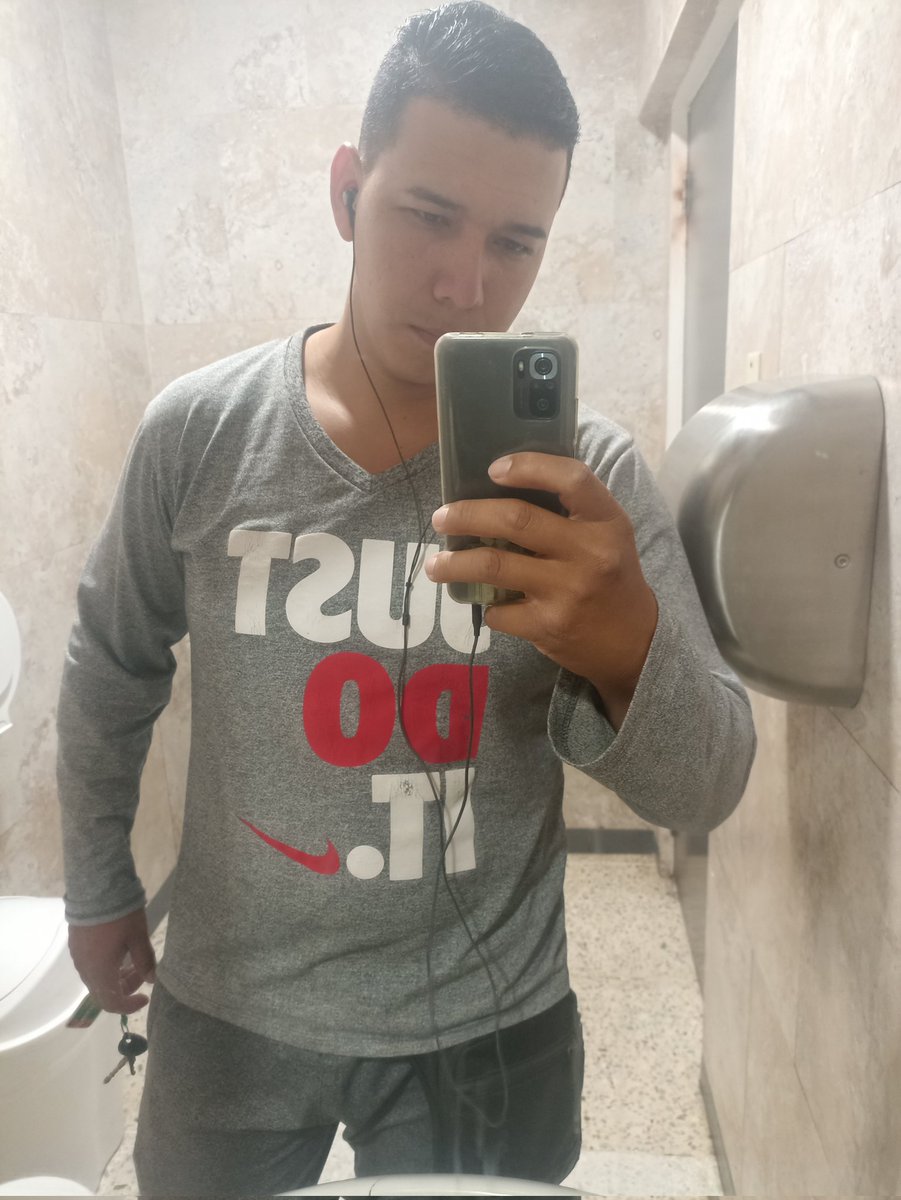 fernando_ag28's tweet photo. Se acerca Navidad y este muñeco está disponible para complacerte 🙃🙃 https://t.co/WrxvonLMDL