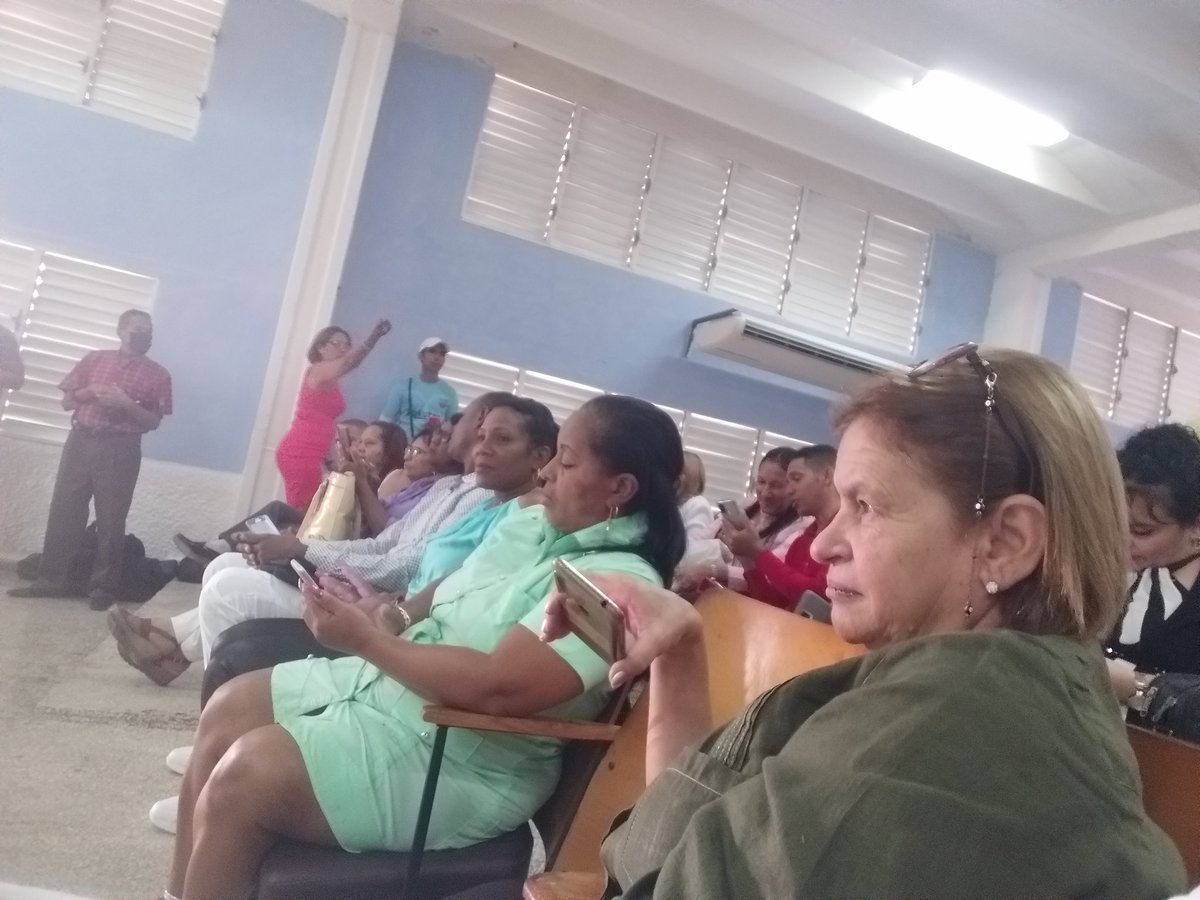 Rafael_Perezgtm's tweet photo. En #Guantanamo ,acto provincial por el día del educador, se reconocen docente, centros estudiantiles y municipios, que se destacan en esta digna labor de formar al hombre  nuevo que soñara el Che y Fidel. Felicidades
 #Cuba #JuntarYVencer #CubaEduca #FidelPorSiempre https://t.co/03CtKwiVC6