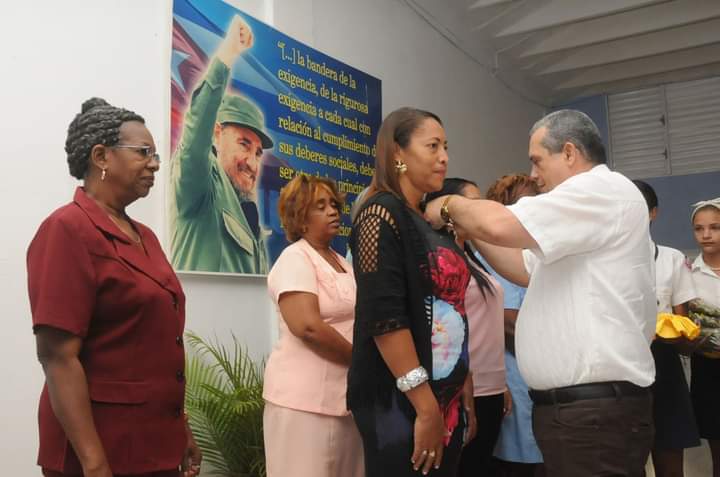 Rafael_Perezgtm's tweet photo. En #Guantanamo ,acto provincial por el día del educador, se reconocen docente, centros estudiantiles y municipios, que se destacan en esta digna labor de formar al hombre  nuevo que soñara el Che y Fidel. Felicidades
 #Cuba #JuntarYVencer #CubaEduca #FidelPorSiempre https://t.co/03CtKwiVC6