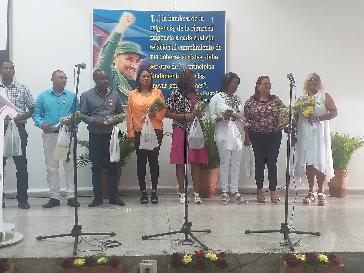 Rafael_Perezgtm's tweet photo. En #Guantanamo ,acto provincial por el día del educador, se reconocen docente, centros estudiantiles y municipios, que se destacan en esta digna labor de formar al hombre  nuevo que soñara el Che y Fidel. Felicidades
 #Cuba #JuntarYVencer #CubaEduca #FidelPorSiempre https://t.co/03CtKwiVC6