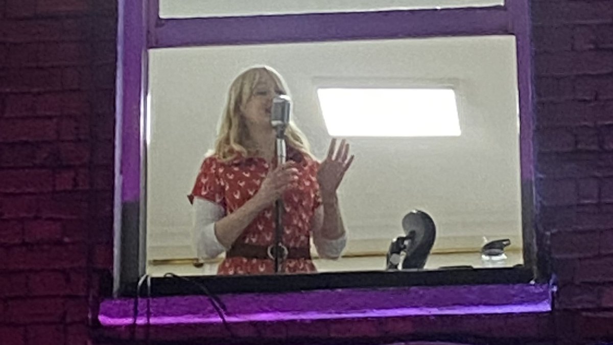 Living_Advent's tweet image. Another great #henley night for night #22 in the beautiful gardens of @SimmonsandSons &amp;amp; fantastic voice of @KittyMazinsky.  Big thanks to our hosts for their hospitality, &amp;amp; the generous &amp;amp; spirited audience, helping us raise lots for Thames Valley Animal Welfare #FeelingFestive