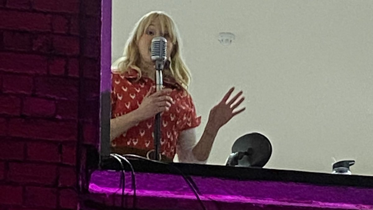 Living_Advent's tweet image. Another great #henley night for night #22 in the beautiful gardens of @SimmonsandSons &amp;amp; fantastic voice of @KittyMazinsky.  Big thanks to our hosts for their hospitality, &amp;amp; the generous &amp;amp; spirited audience, helping us raise lots for Thames Valley Animal Welfare #FeelingFestive