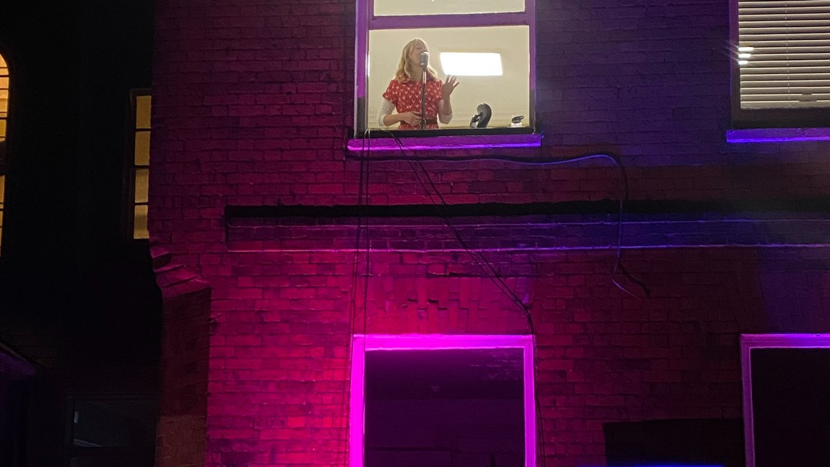 Living_Advent's tweet image. Another great #henley night for night #22 in the beautiful gardens of @SimmonsandSons &amp;amp; fantastic voice of @KittyMazinsky.  Big thanks to our hosts for their hospitality, &amp;amp; the generous &amp;amp; spirited audience, helping us raise lots for Thames Valley Animal Welfare #FeelingFestive