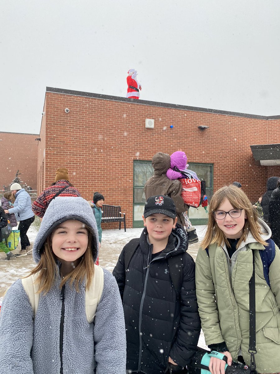 MmeMiller28's tweet photo. Happy Holidays! What a festive start to break! @DrydenSchool @DrydenPe @ahsd25 @AkemiSessler https://t.co/FhX2Nhn4Uf