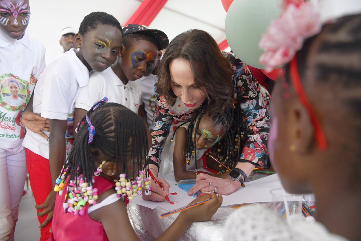 Sylviabongo's tweet photo. La magie de #Noël s’est invitée au Camp Baraka pour célébrer les enfants de ceux et celles qui œuvrent pour protéger le #Gabon.
Un bonheur de partager ce moment avec les familles, aux côtés de @PresidentABO, et de voir les regards émerveillés des petits comme des grands. 🎄🎅🏾 https://t.co/CprZnDB9uo