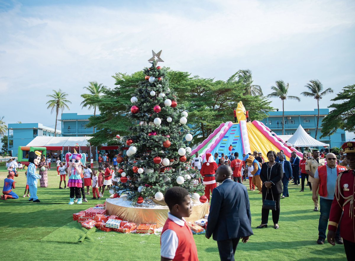 La magie de #Noël s’est invitée au Camp Baraka pour célébrer les enfants de ceux et celles qui œuvrent pour protéger le #Gabon.
Un bonheur de partager ce moment avec les familles, aux côtés de <a href="/PresidentABO/">Ali Bongo Ondimba</a>, et de voir les regards émerveillés des petits comme des grands. 🎄🎅🏾