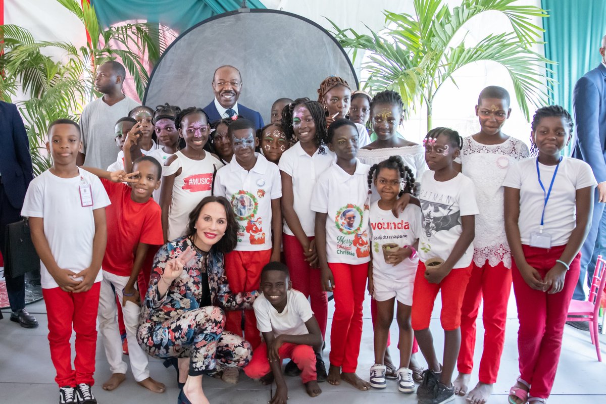 Sylviabongo's tweet photo. La magie de #Noël s’est invitée au Camp Baraka pour célébrer les enfants de ceux et celles qui œuvrent pour protéger le #Gabon.
Un bonheur de partager ce moment avec les familles, aux côtés de @PresidentABO, et de voir les regards émerveillés des petits comme des grands. 🎄🎅🏾 https://t.co/CprZnDB9uo