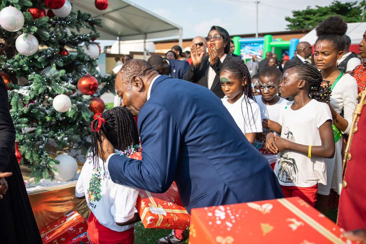 Sylviabongo's tweet photo. La magie de #Noël s’est invitée au Camp Baraka pour célébrer les enfants de ceux et celles qui œuvrent pour protéger le #Gabon.
Un bonheur de partager ce moment avec les familles, aux côtés de @PresidentABO, et de voir les regards émerveillés des petits comme des grands. 🎄🎅🏾 https://t.co/CprZnDB9uo