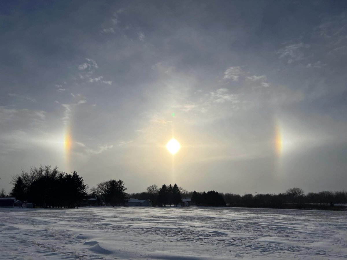 Grannytologist's tweet photo. My daughter sent me this sundog pic from Sumner. It’s so pretty. #iawx https://t.co/HIopNAGDDl