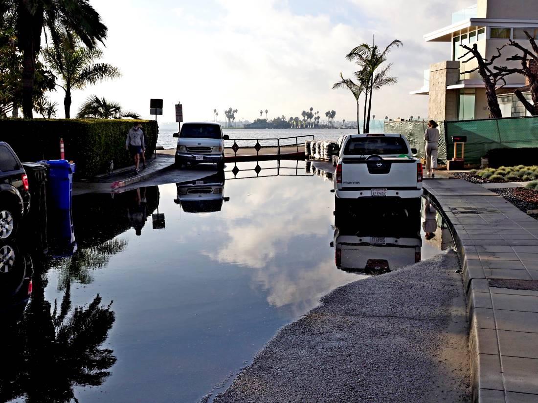 AlertSanDiegoCo's tweet photo. King Tides are expected to bring minor flooding to low-lying areas of the San Diego County coast Friday and Saturday. 

https://t.co/0ycr7mPCZ1 https://t.co/bAFgozP7qt