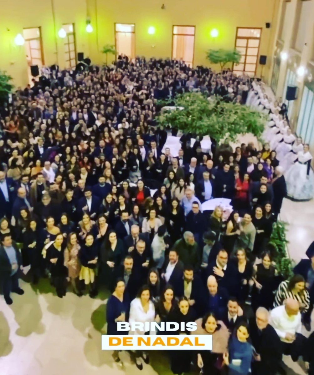 SanVicentMarva's tweet photo. Nuestro Presidente David y nuestra FM Catmen María han asistido hoy al brindis de Navidad en el Palacio de la Exposición con la Fallera Mayor de Valencia y su corte de honor. Un placer poder acompañarlas. 
¡¡¡FELICES FIESTAS!!!

#BrindisdeNavidad
#FMV23 
#CorteDeHonor https://t.co/1dEzFKxmdm
