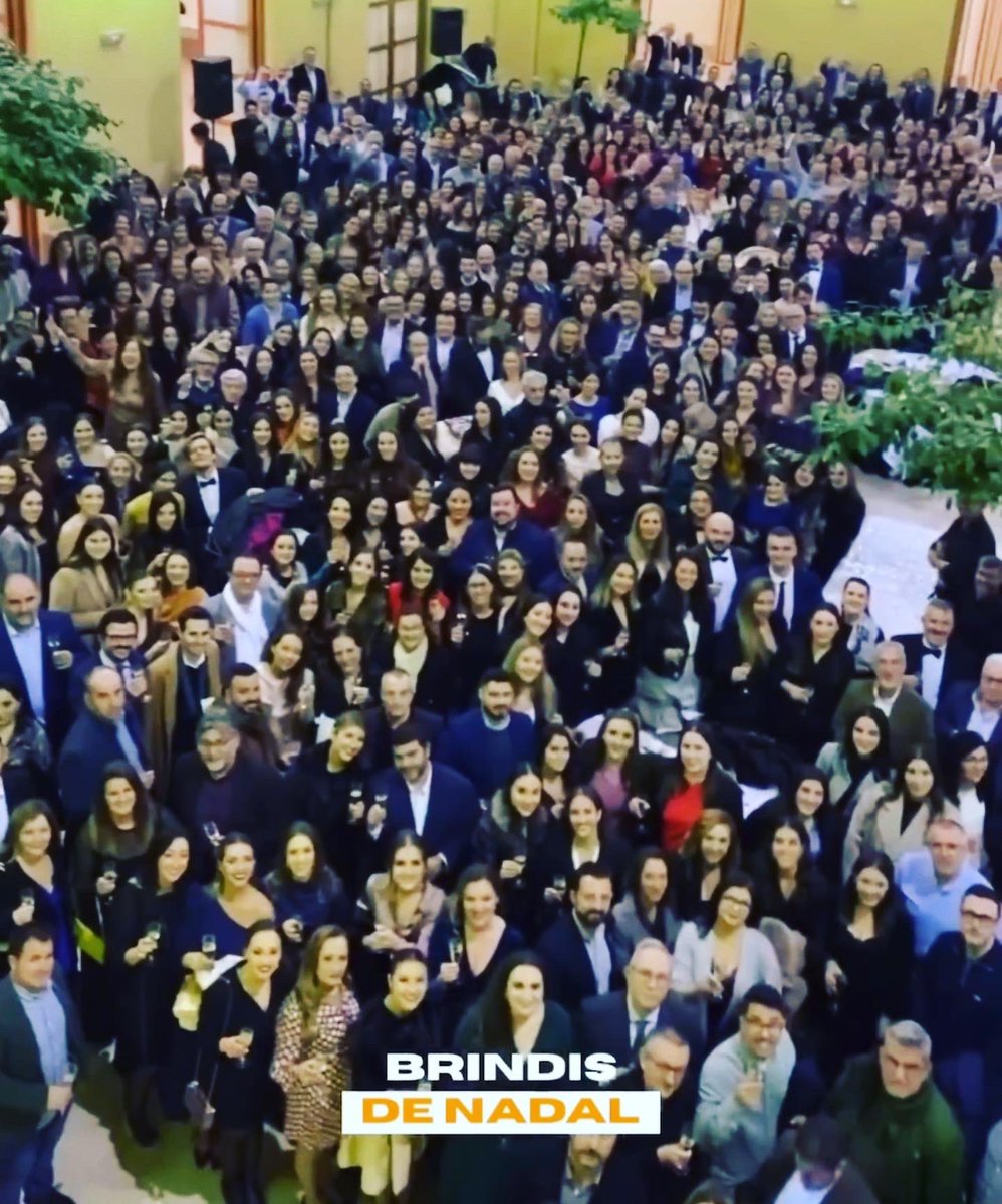 SanVicentMarva's tweet photo. Nuestro Presidente David y nuestra FM Catmen María han asistido hoy al brindis de Navidad en el Palacio de la Exposición con la Fallera Mayor de Valencia y su corte de honor. Un placer poder acompañarlas. 
¡¡¡FELICES FIESTAS!!!

#BrindisdeNavidad
#FMV23 
#CorteDeHonor https://t.co/1dEzFKxmdm
