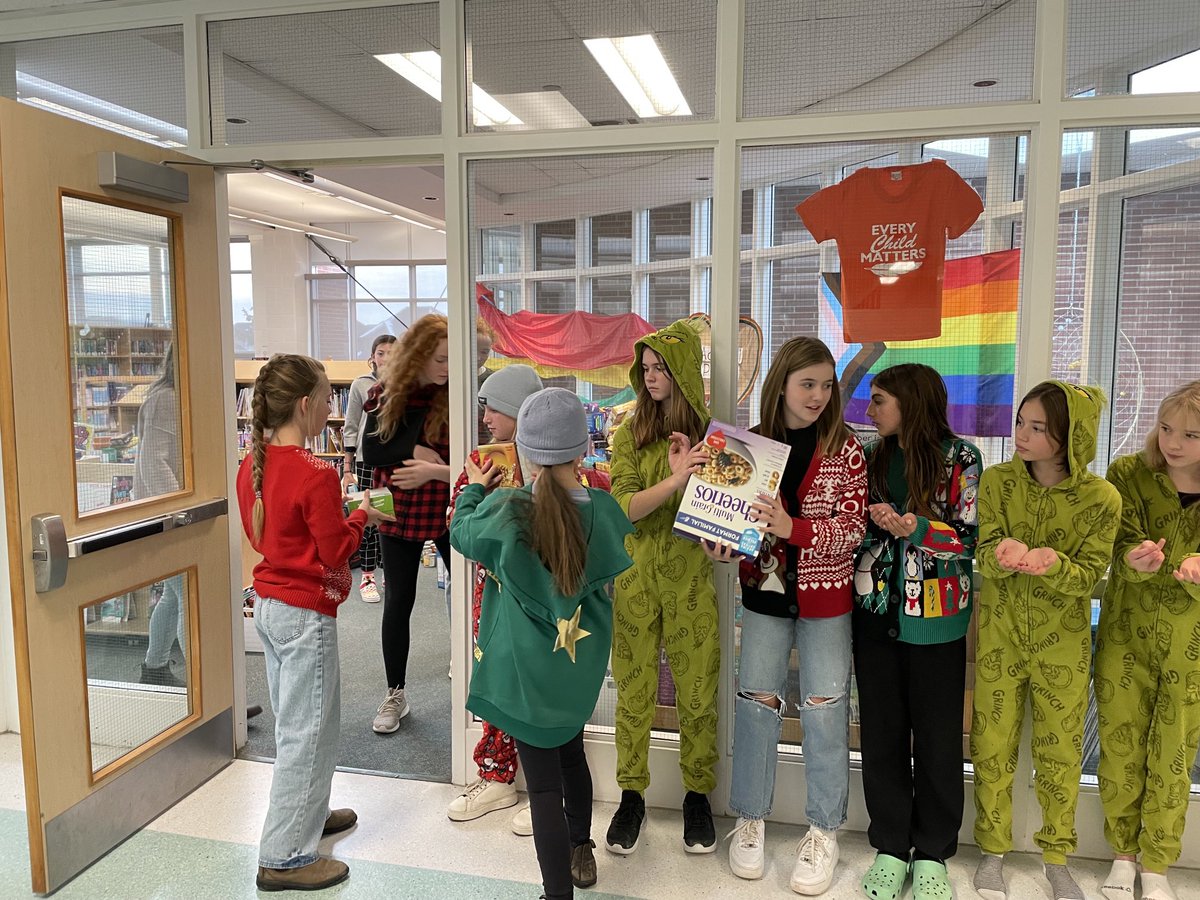 acfleet's tweet photo. Our Admiral students did such a great job with our food train today! #givingfeelsgood โฆ@GjacobsGโฉ https://t.co/Kf5wFM0jSd