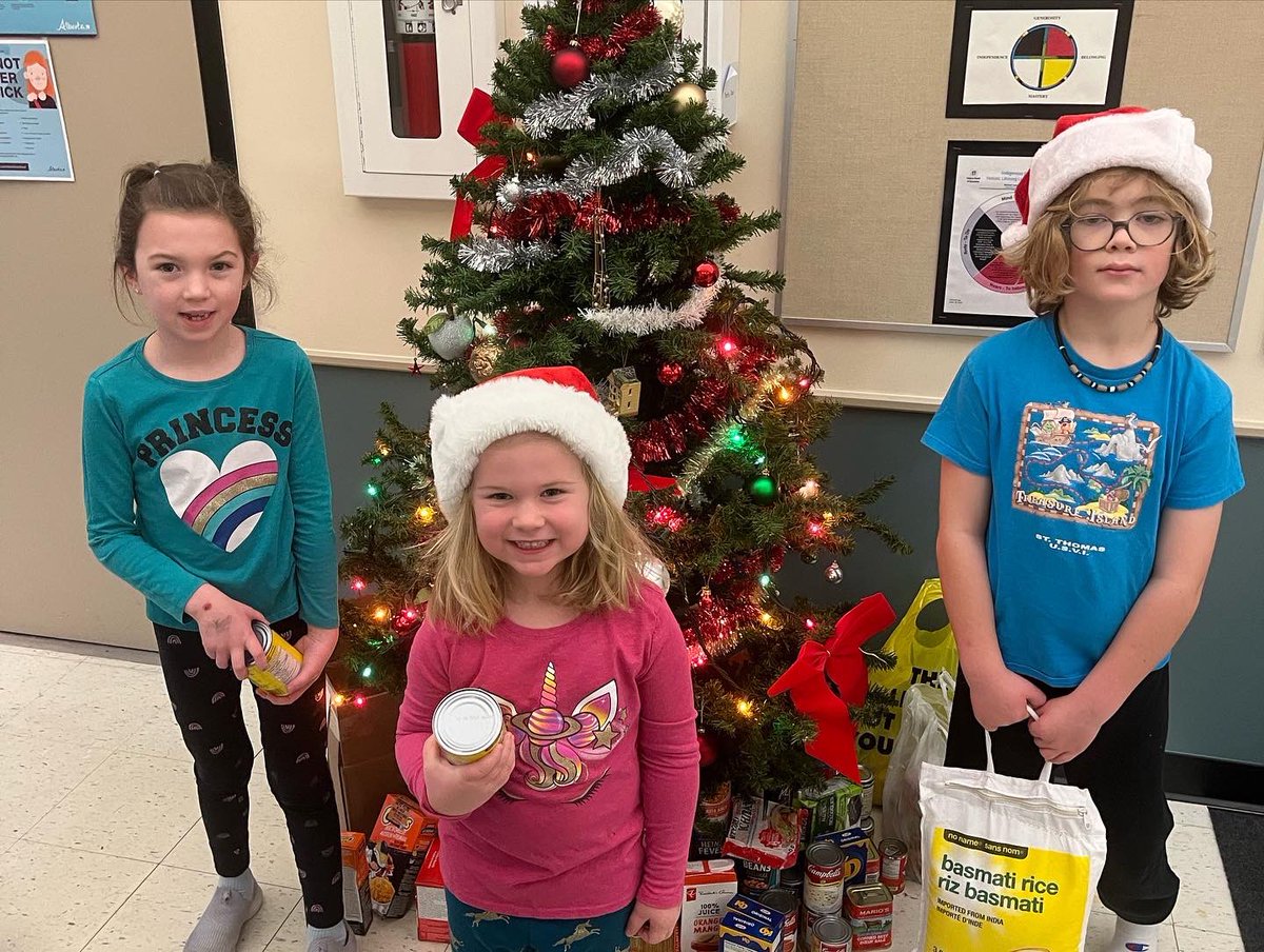 SASCBE's tweet image. Scenic Acres School community made a huge donation to the @CalgaryFoodBank this month. Thank you for your generosity! @yyCBEdu