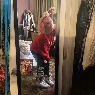 haleikehe's tweet photo. peep my mannequin in the back… tiddies outtttt 🐰🎅🏻
#Haleikehe 
#NewProfilePic https://t.co/TYQ9egDbr1