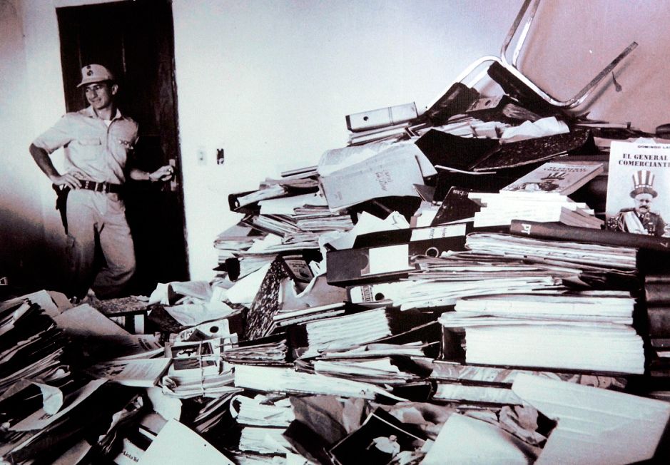 esperanza_py's tweet photo. Hoy se cumplen 30 años del descubrimiento del archivo del terror. Un hito en nuestra inacabada transición democrática, que nos permite acceder a documentos que expresan el caracter totalitario y criminal de la dictadura estronista. #DictaduraNuncaMás 
1/2 https://t.co/zMVV8NeRCW