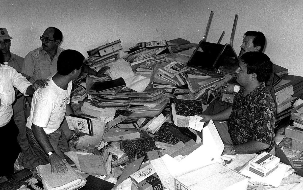 esperanza_py's tweet photo. Hoy se cumplen 30 años del descubrimiento del archivo del terror. Un hito en nuestra inacabada transición democrática, que nos permite acceder a documentos que expresan el caracter totalitario y criminal de la dictadura estronista. #DictaduraNuncaMás 
1/2 https://t.co/zMVV8NeRCW