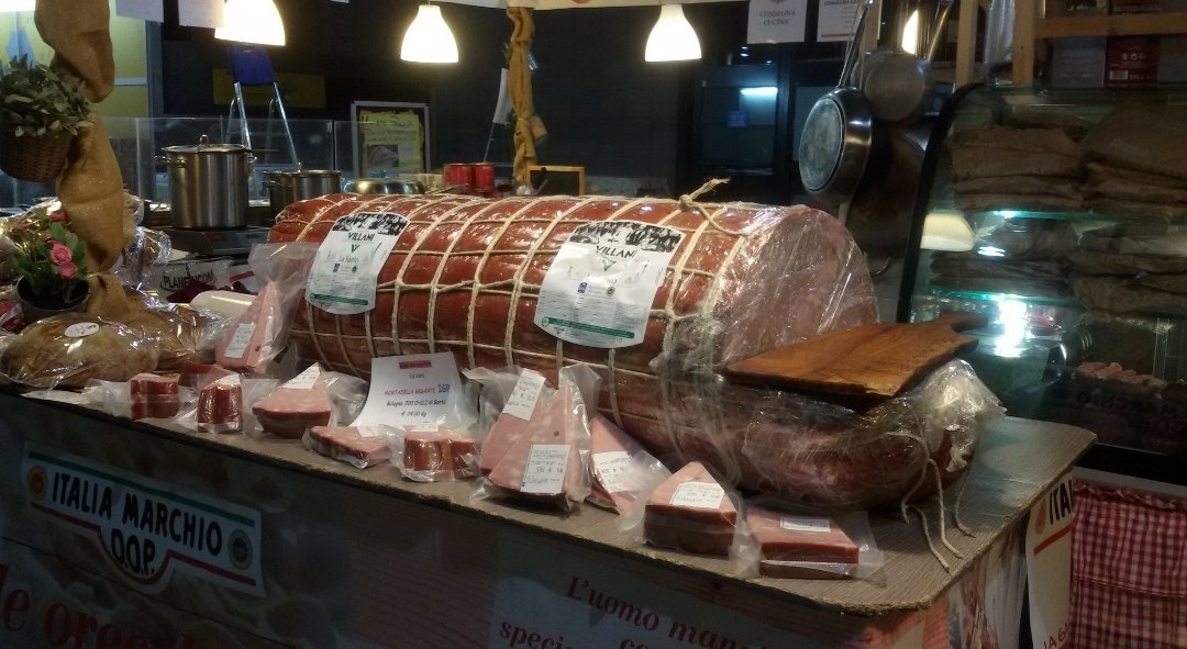 IsabellaAutunno's tweet photo. Sua Maestà la Mortadella Igp di Bologna da 200kg . 
Fiera di Bolzano Bio https://t.co/pTsVkh2kjP