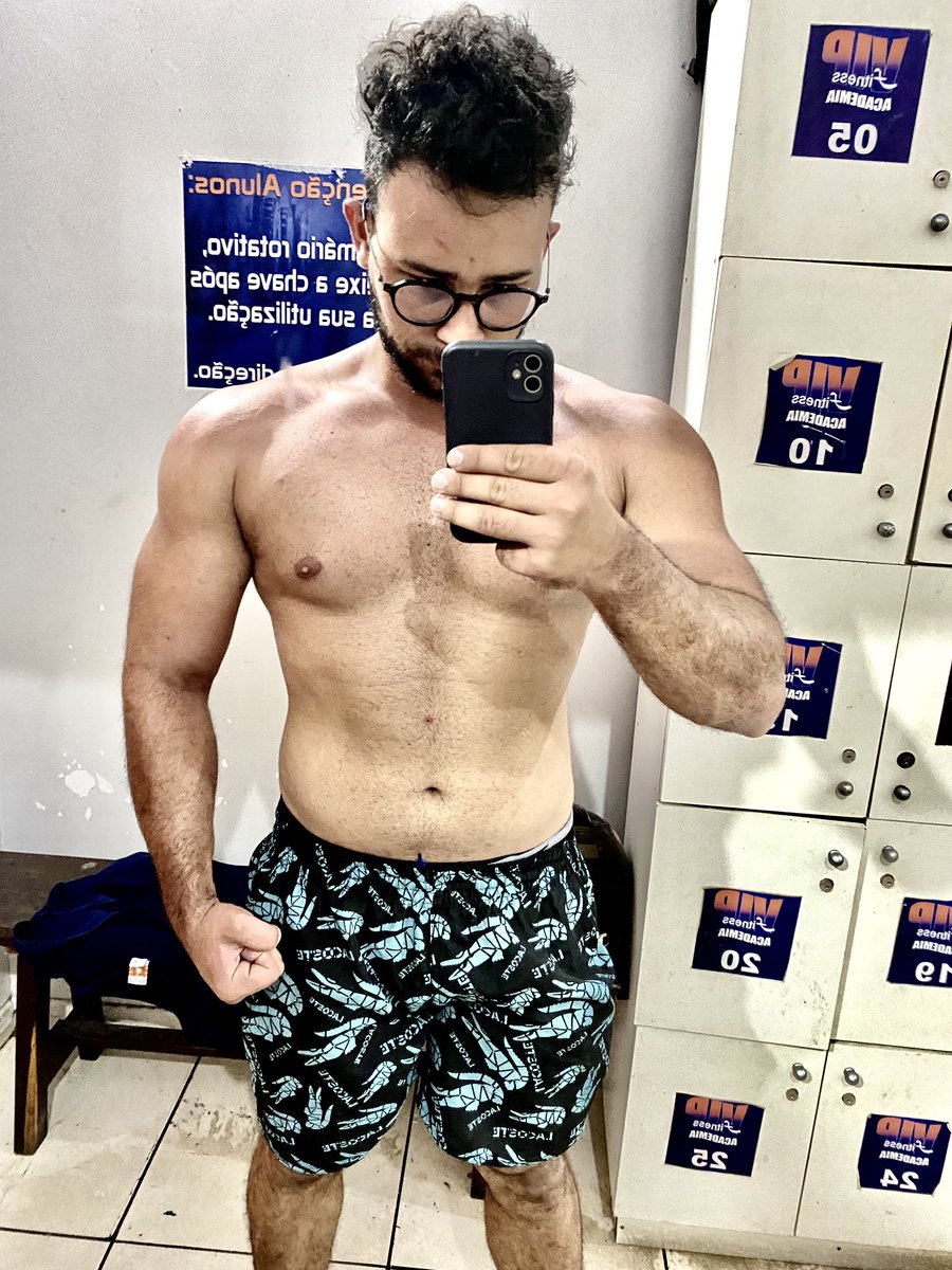 AdrianoXD_'s tweet photo. Segundo a @agaybes, primeiro nerd bombado q ela conhece https://t.co/ShTPxEcGEl