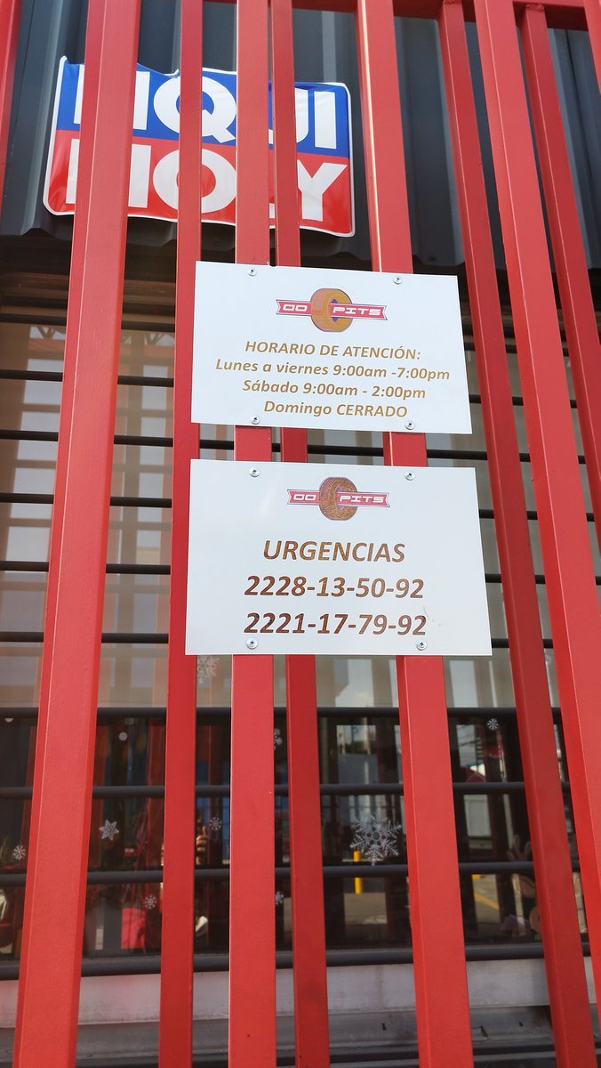 Darzy's tweet photo. @CICPue @PCPueblaCapital  Taller de afinación y llantas GO PITS en 31 pte esq 29 A sur impide paso peatonal en acera de 29 a sur. El personal dice no poder atenderlo. Por favor apoyen a los transeúntes. https://t.co/lQTKKwmsU7