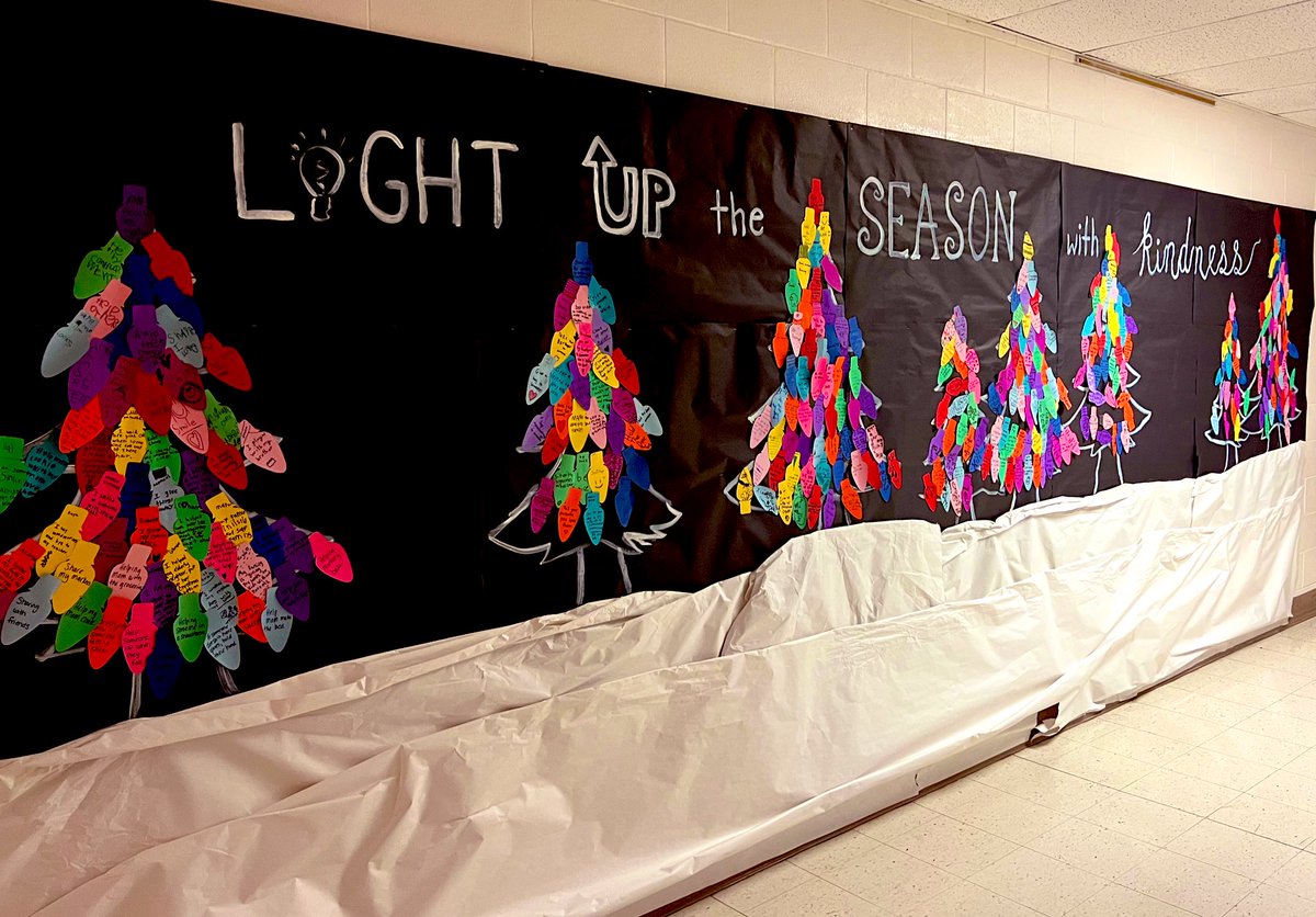 MrsSullivanB220's tweet photo. Keep lighting up the season with kindness @GroveAve220 Grizzlies ♥️ We will see you in 2023! https://t.co/v5Uief3m1n
