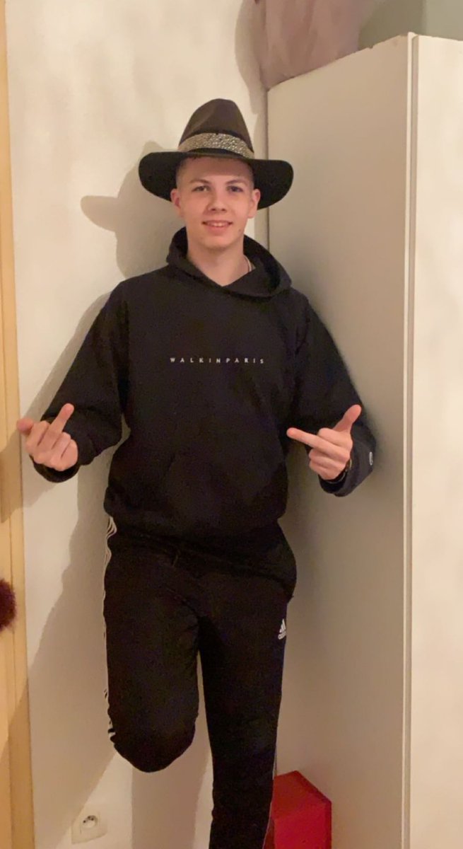_maael_'s tweet photo. @walkinpaname moi j’ai ce pull chez mwa depuis 2018 et le chapeau c’est bonus https://t.co/FVeyeIZrZM