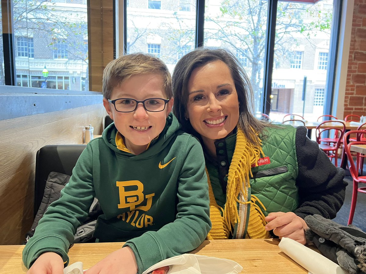 JuliAnnBryan's tweet photo. Are we crazy?!?! Saw a few other crazy @BUFootball fans downtown! #sicem #sicaf #freezebowl 💚🐻💚 https://t.co/tk0pIcPM0b