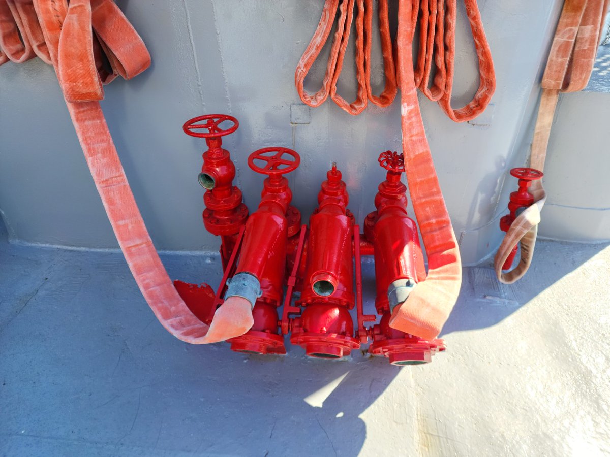 sprucanfan's tweet photo. Reason # 4,002 to visit a museum ship:
Everything is clean and pretty.
Well, I couldn't have all that verdigris. Brass was meant to be shiny, at least for me. For those extra long sea-and-anchor details, I would polish any brass I could in the space. #passingthetime #usnavy https://t.co/0vx7gTzEqR