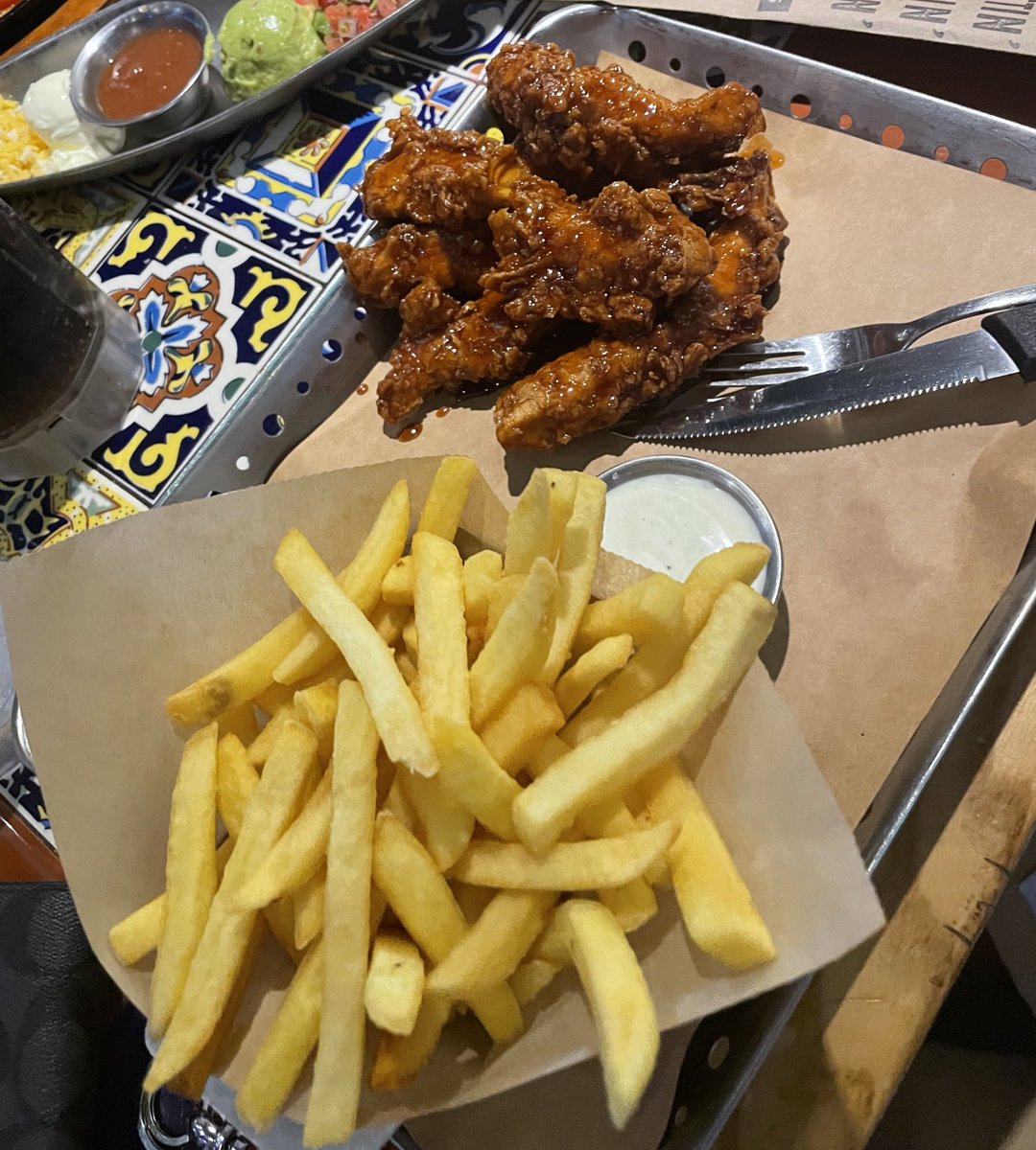 GustavoSerranoW's tweet photo. Sabían que el Crispy Honey Chipotle Chicken Crispers de Chilis Ecuador ya no incluye el famosísimo y riquísimo choclo?? Ahora hay que pedirlo con costo adicional. #EstoyIndignado #DeChilisACholis https://t.co/MlAirJoOWc