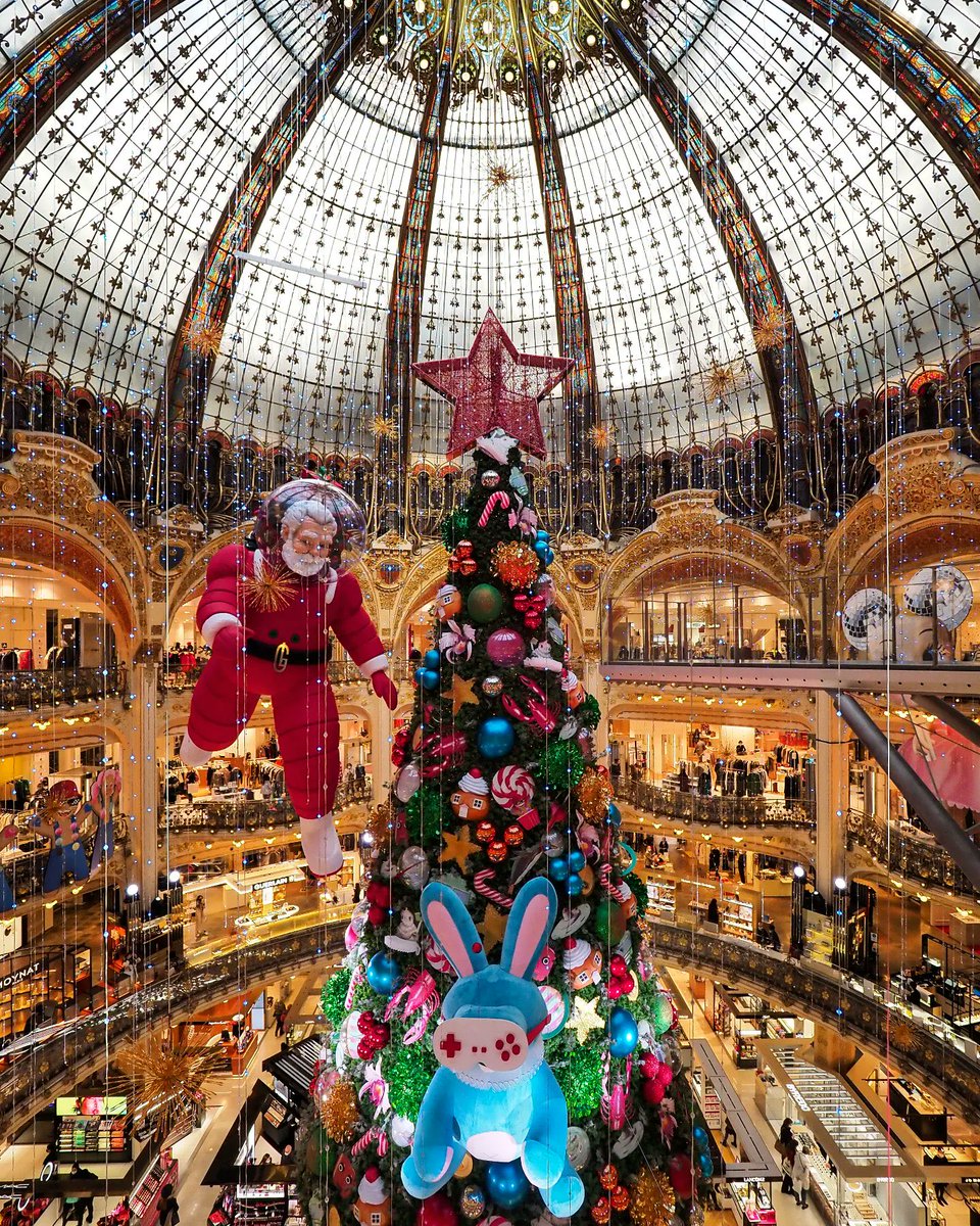 “Noël in Galeries Lafayette, Paris, France” #GaleriesLafayette #Paris #France ⁦<a href="/Galeries_Laf/">Groupe Galeries Lafayette</a>⁩ ⁦<a href="/VIParis/">Vacation In Paris 🗼</a>⁩ <a href="/Paris/">Paris</a> ⁦<a href="/ParisJeTaime/">Paris je t'aime</a>⁩ 🇫🇷 #Christmas2022 #decorations #festiveseason #colours #architecture #beautiful #photography by ⁦<a href="/superchinois801/">superchinois801</a>⁩ 🌟🎄❄️❤️