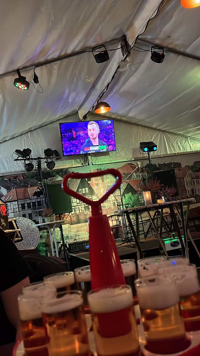 Janni_Ko03's tweet photo. Jetzt ein Sieg vom Hampelmann und wie gehen steil. #Dartzn #DartsWM #Hempel https://t.co/2kfWtEOAxt