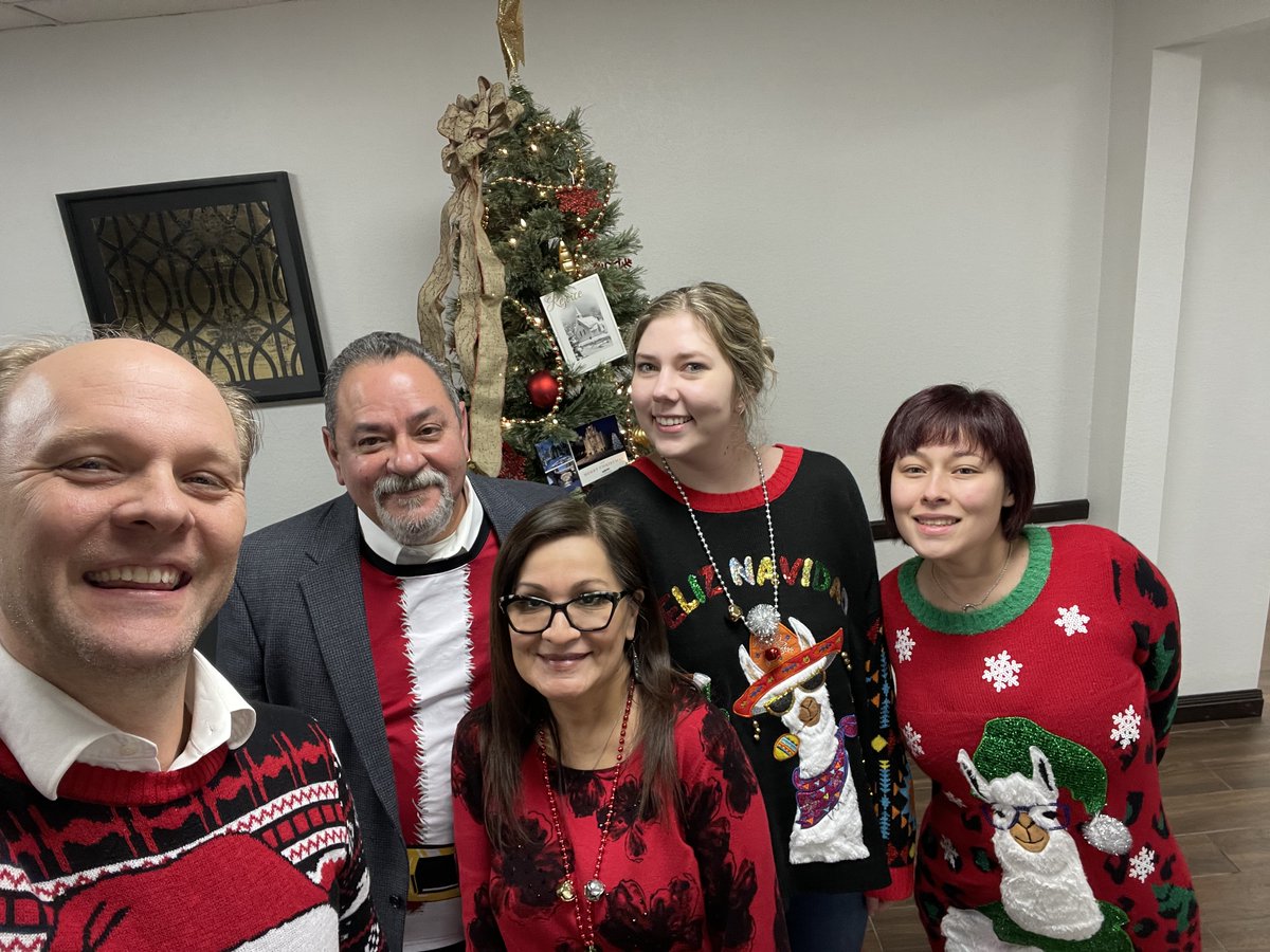ramosdelcueto's tweet photo. Good times at the office over the holidays! https://t.co/b01vVmDf8X