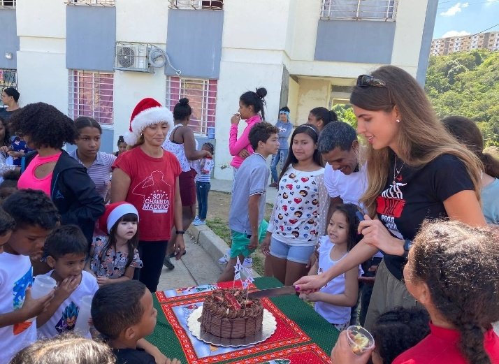 PupiDesib's tweet photo. #VenezuelaInexpugnable
#FelizTarde
Ciudad #Caribia celebró #cumpleaños del diplomático Alex Saab
Este 21 de diciembre,día del cumpleaños del diplomático Alex Saab, su #Esposa,la comunicadora digital y defensora de los Derechos Humano Junto a sus #Hijos fueron y Celebraron alla https://t.co/GMn3CZ9z4J