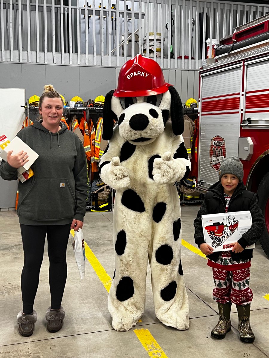gbtownship's tweet image. Congratulations Ryett! Thank you for following along and playing our 12 Days of Holiday Safety! 
Ryett received met Sparky and received many other items donated from Georgian Bay Fire and Emergency Services.
Have a safe holiday Georgian Bay!

#GeorgianBay #GBFire #StaySafeGB