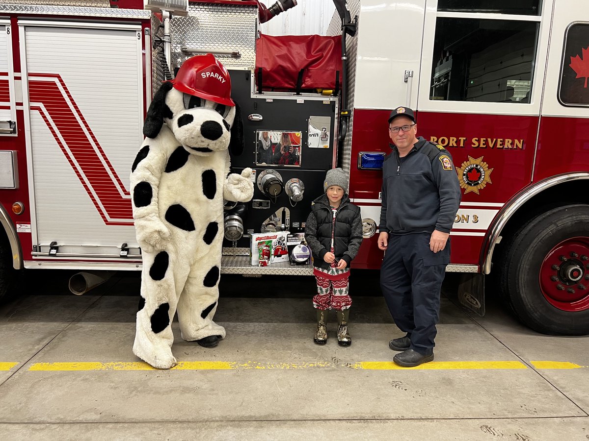 gbtownship's tweet image. Congratulations Ryett! Thank you for following along and playing our 12 Days of Holiday Safety! 
Ryett received met Sparky and received many other items donated from Georgian Bay Fire and Emergency Services.
Have a safe holiday Georgian Bay!

#GeorgianBay #GBFire #StaySafeGB